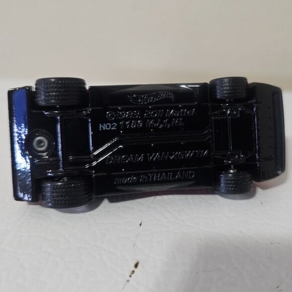 Hot Wheels Disney Mulan '69 Volkswagen Squareback Dream Van - Picture 6 of 6